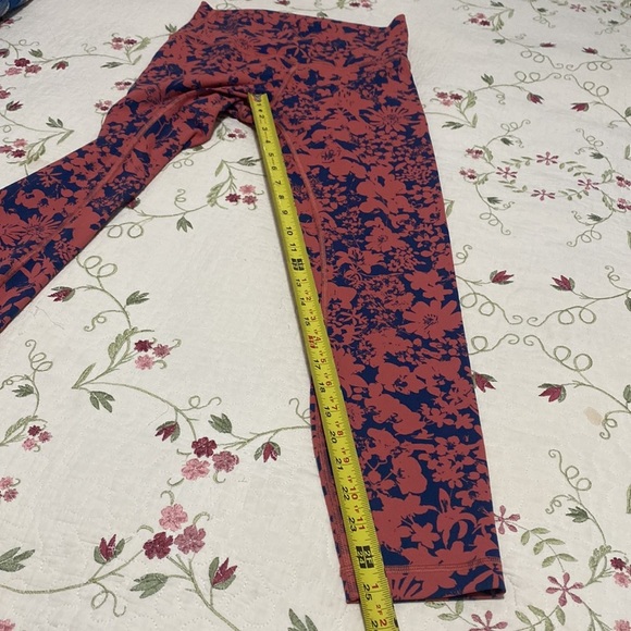 Lululemon Final Lap Crop *23 sz 6 Floral Efflorescent Dark Canyon Onyx Blue - Picture 12 of 12